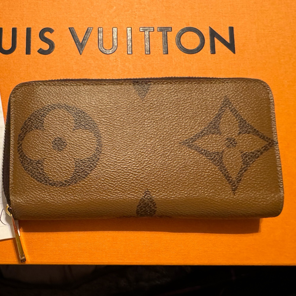 LV ZIPPY WALLET- REVERSE MONOGRAM